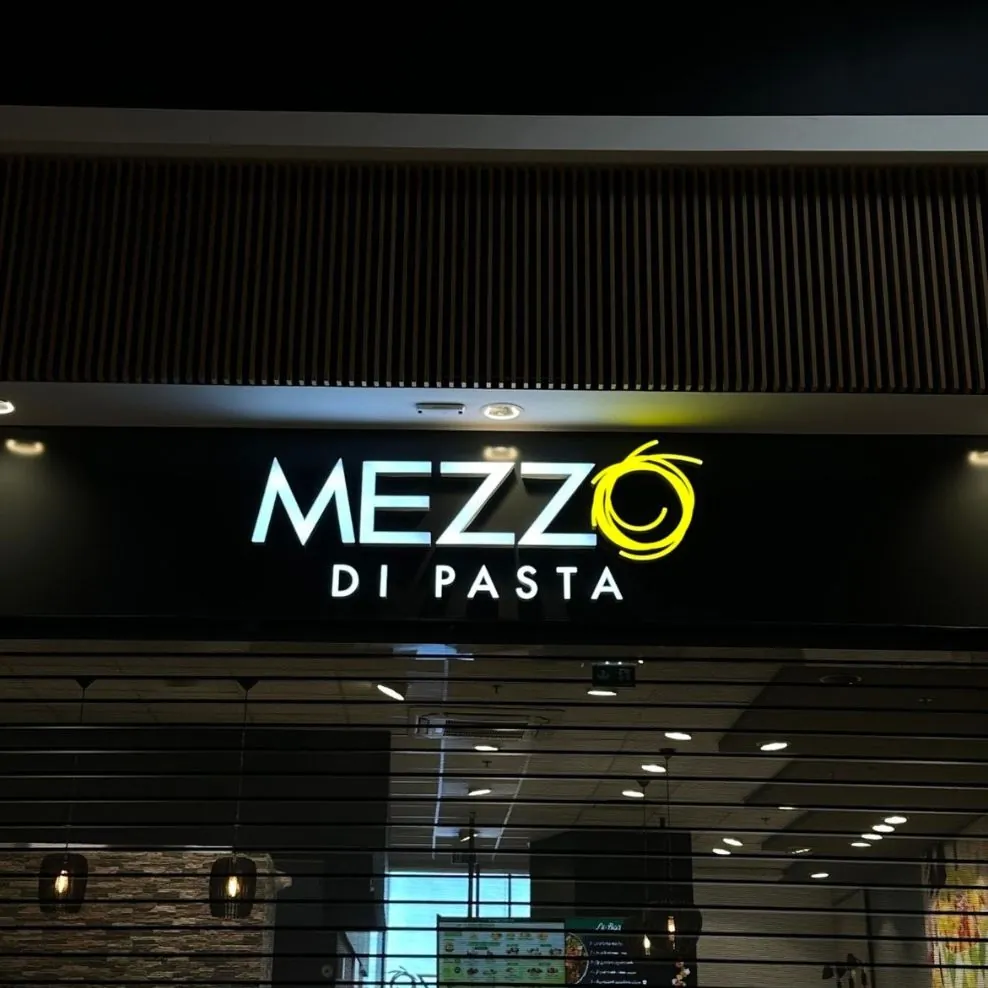 enseigne-enseigne-neon-led-mezzo-di-pasta-empreinte-locale