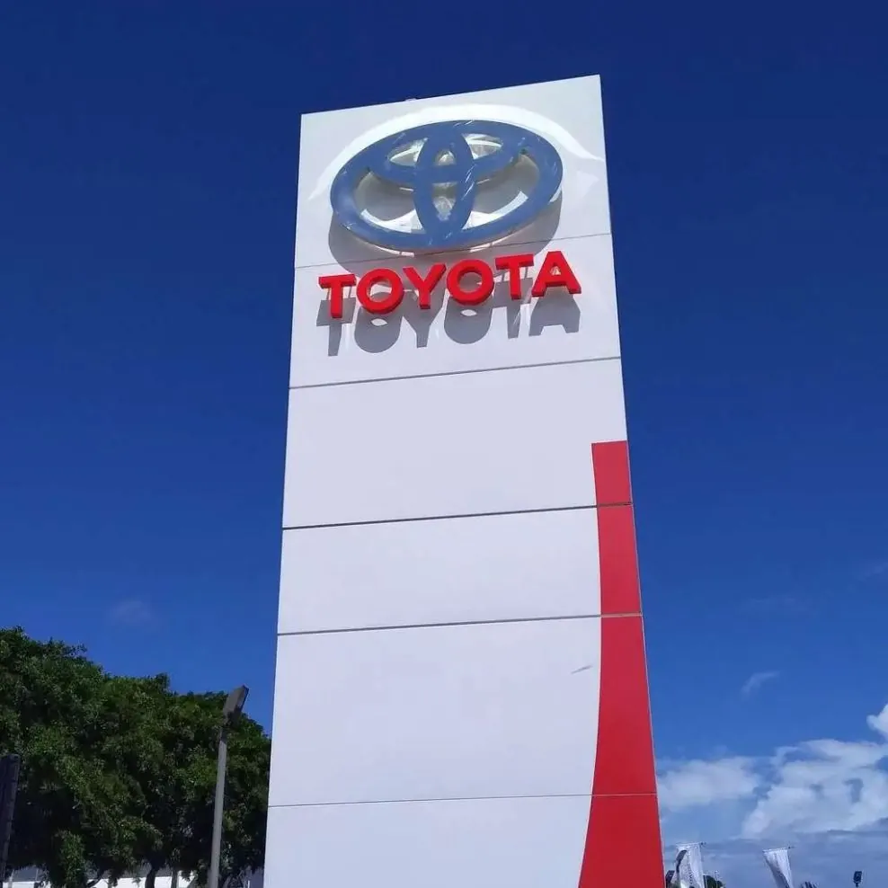 enseigne-totem-toyota-empreinte-locale